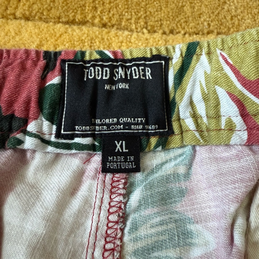 Todd Snyder 7” Casual Short in Red Floral - Picture 4 of 6